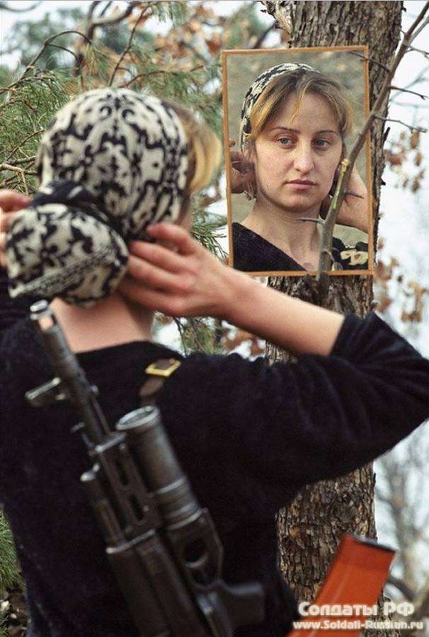 Уничтожение женщины. Снайперши в Чечне белые колготки.